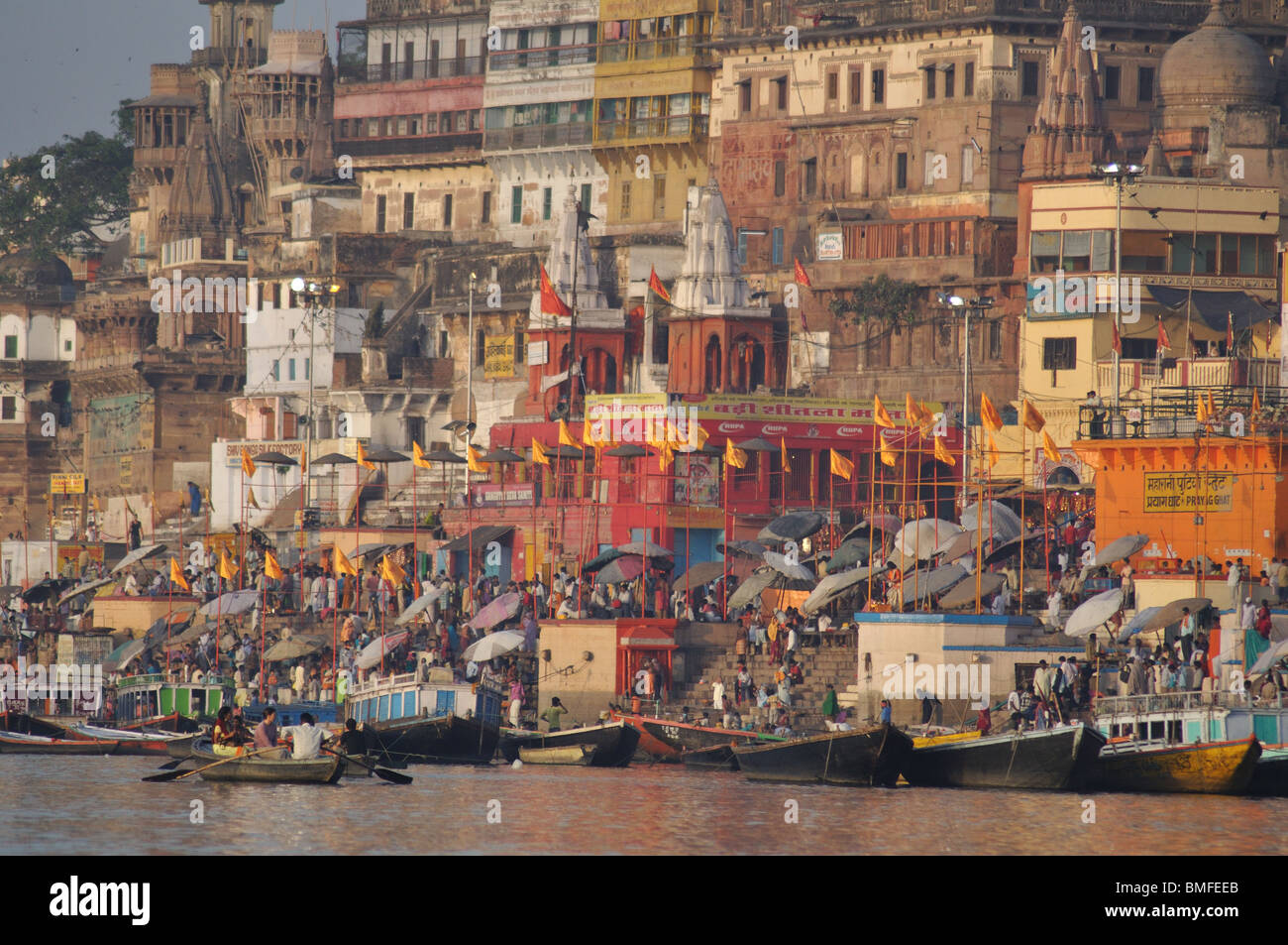 Bateaux sur le fleuve Ganges à les ghats, Varanasi, Inde Banque D'Images