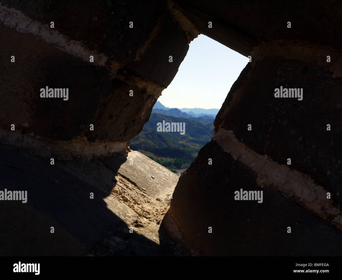 Pistolet étroite fente dans la section très abrupte de la Grande Muraille de Simatai, salon, Chine Banque D'Images