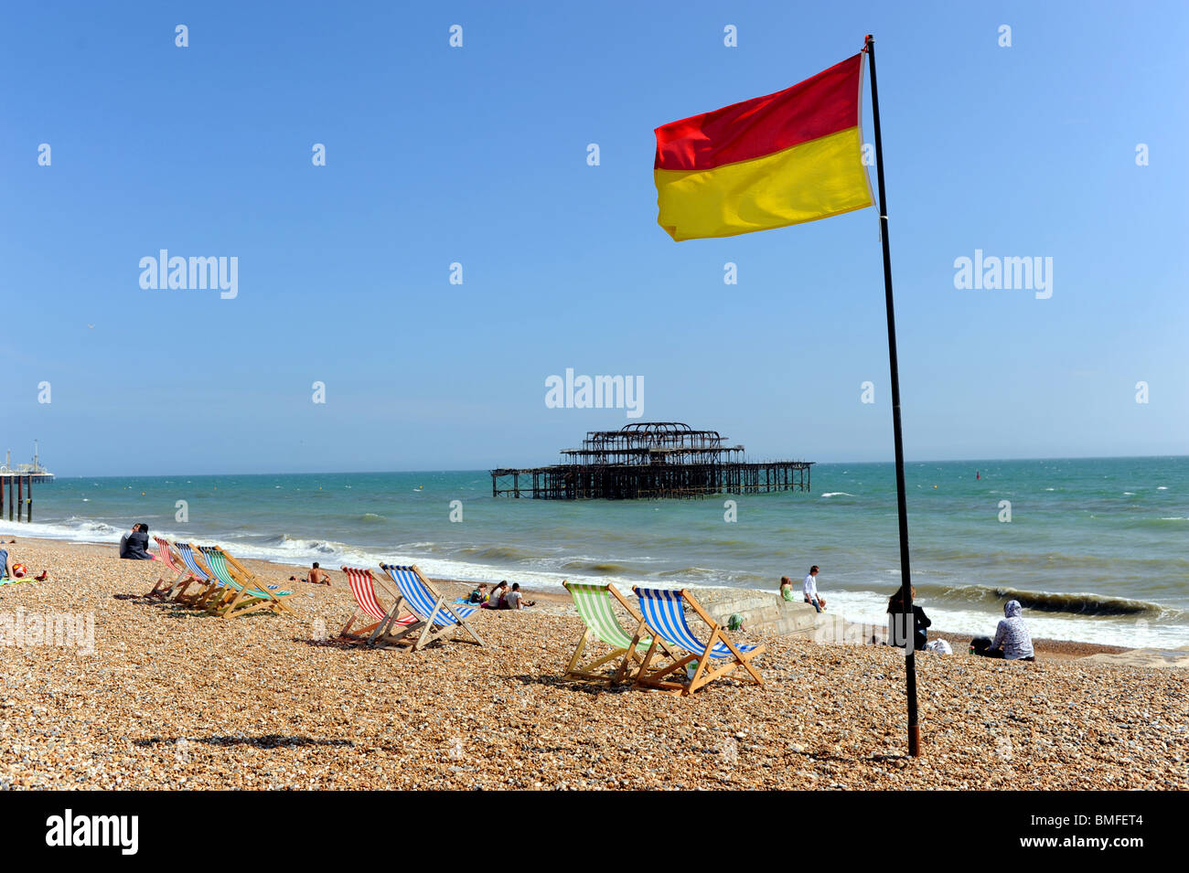 Drapeau de sécurité sur la plage de Brighton par le West Pier UK côte du Sussex Banque D'Images