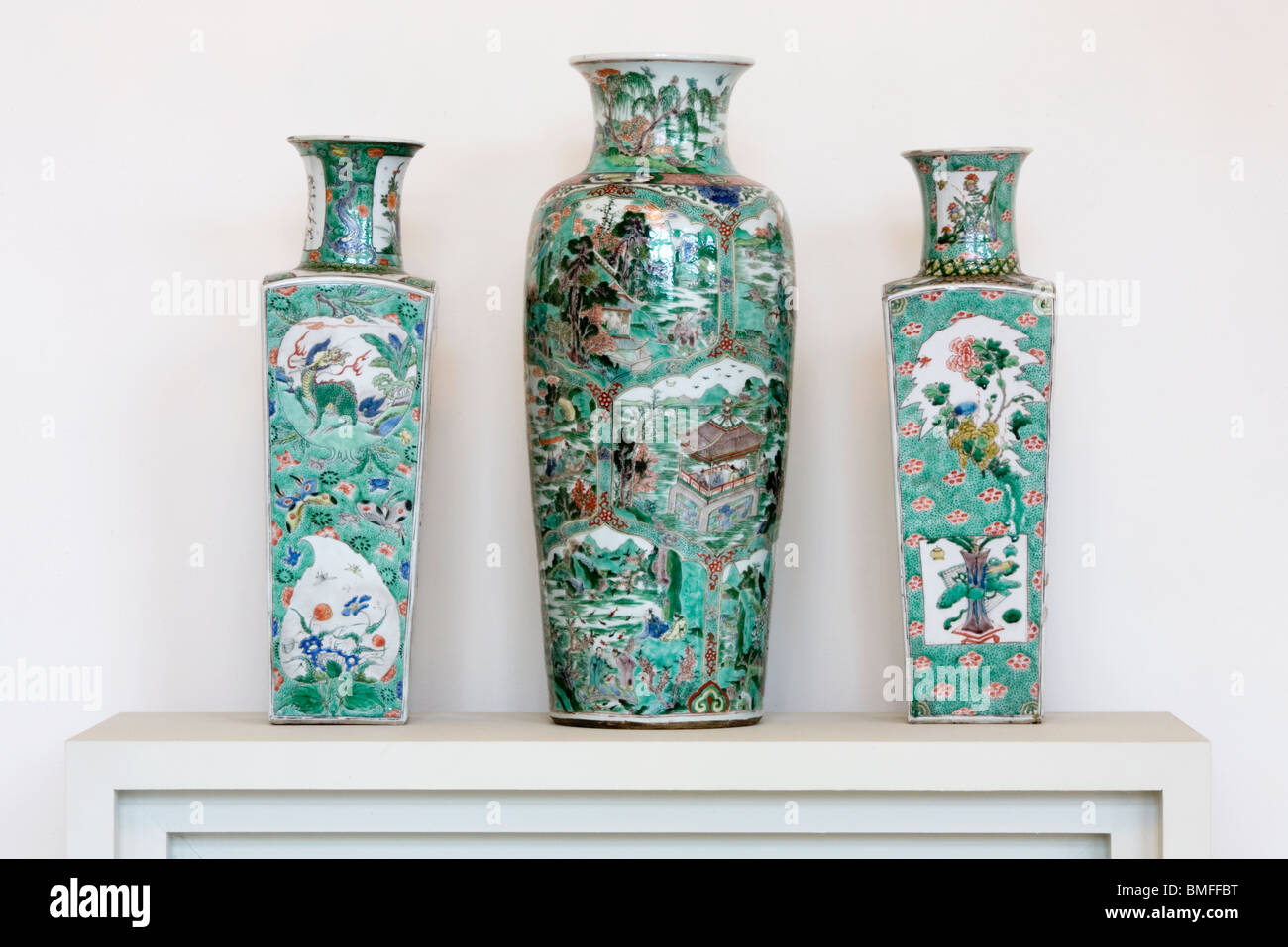 Vases en porcelaine chinoise Famille verte période Kangxi (1662-1722) Musée de porcelaine dans l'Art Collection, Dresden, Allemagne Banque D'Images