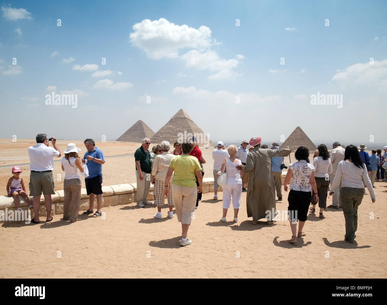 Les touristes à la recherche de l'ouest au pyramids, Giza, Cairo, Egypt Banque D'Images