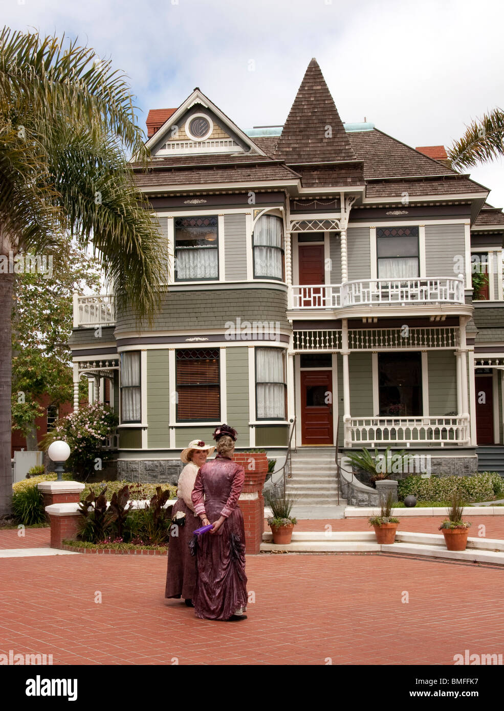 Maison de style victorien avec des femmes en costumes Banque D'Images