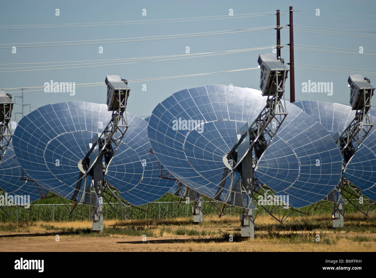 Plats solaire sur une ferme solaire près de Peoria, Arizona, USA Banque D'Images