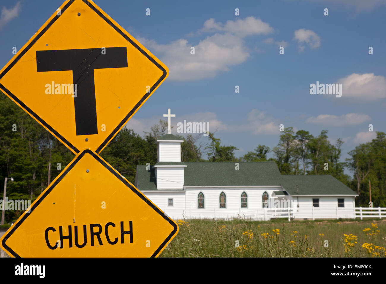 Osgood, Indiana - l'église de la communauté de Cedar Creek sur une route de campagne dans le sud-est de l'Indiana. Banque D'Images