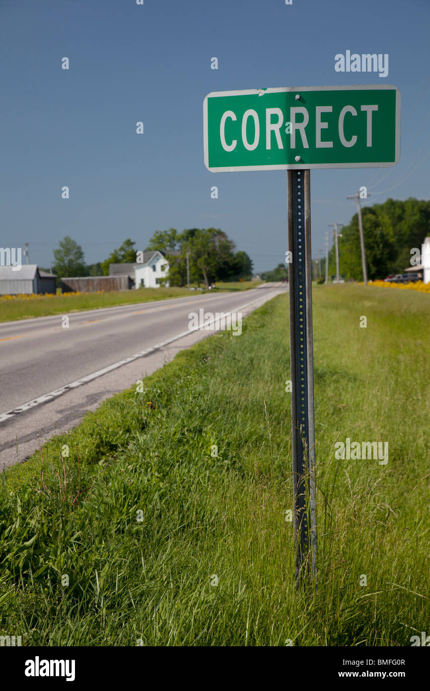 Bon, Indiana - un panneau routier conducteurs dit qu'ils arrivent dans la petite ville de corriger. Banque D'Images