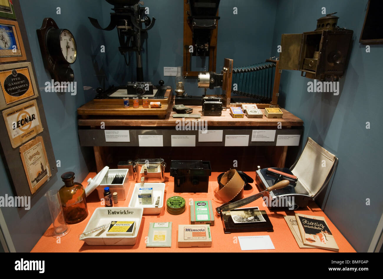 Vintage photo laboratoire photographique et l'affichage des outils, de la technologie Museum, Berlin, Allemagne Banque D'Images