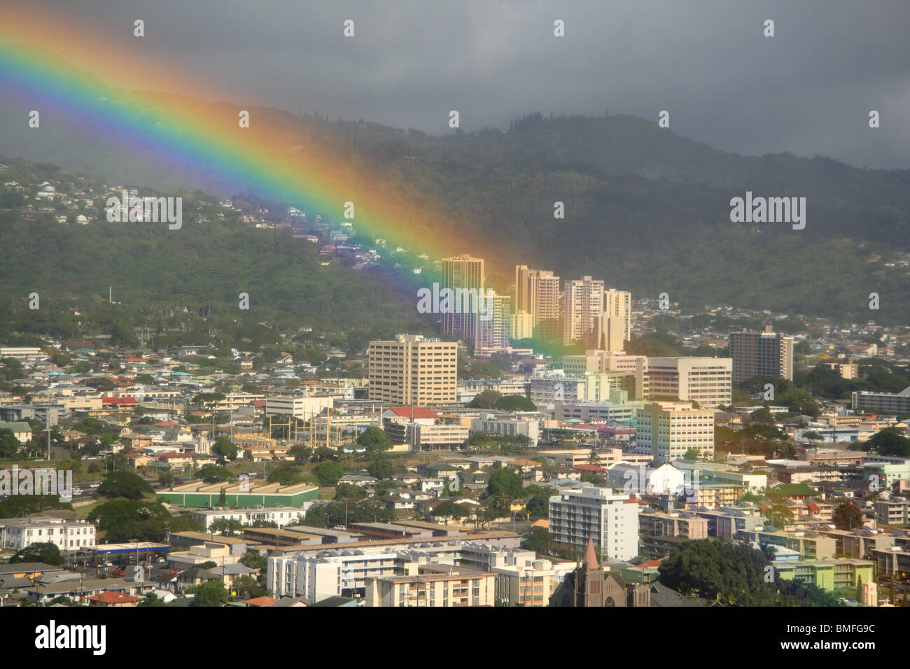 Vue aérienne du centre-ville d'Honolulu avec rainbow Banque D'Images