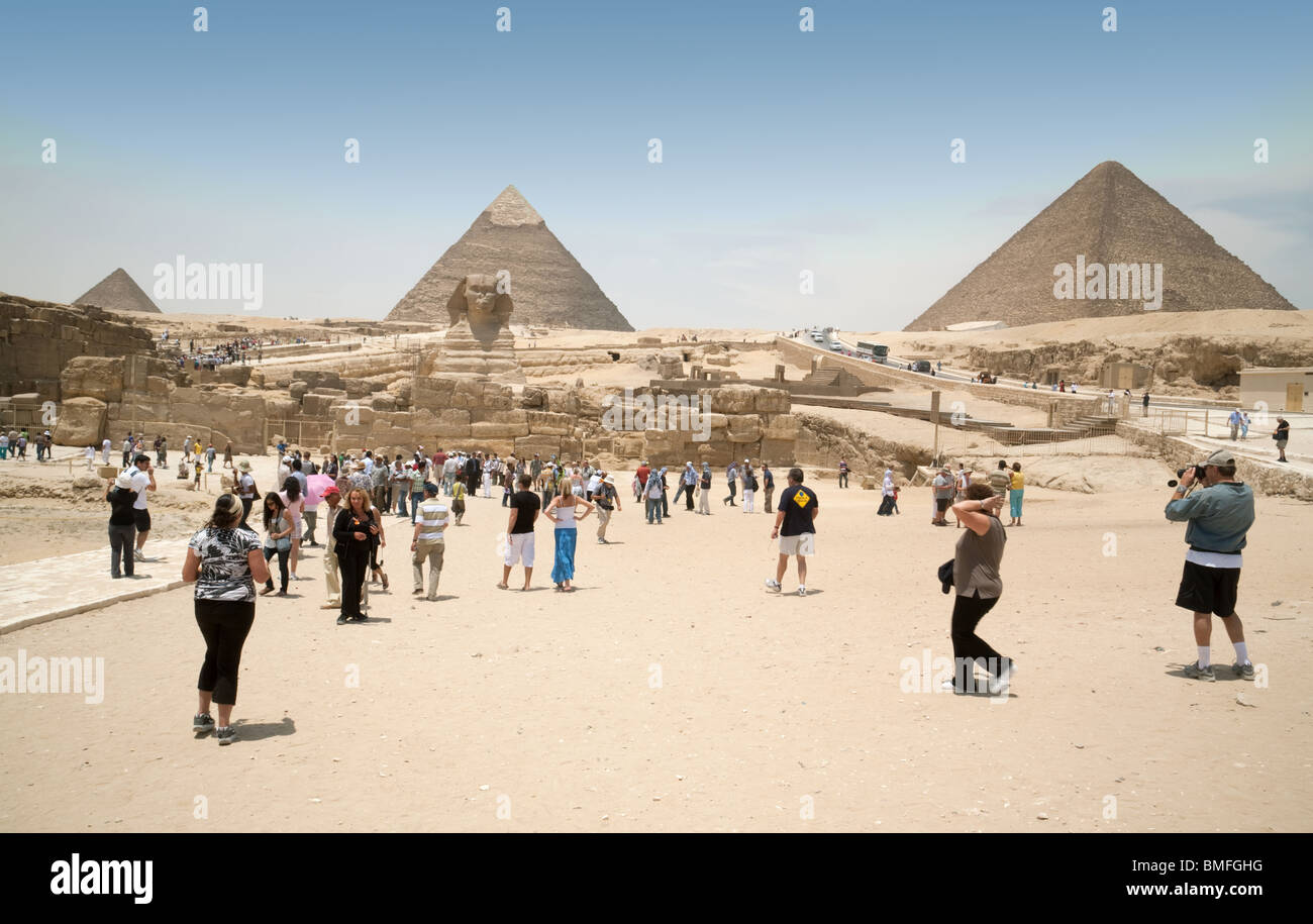 Egypte voyage ; les touristes sur le plateau de Gizeh à à le sphinx et les trois grandes pyramides, Gizeh, Le Caire, Egypte Banque D'Images