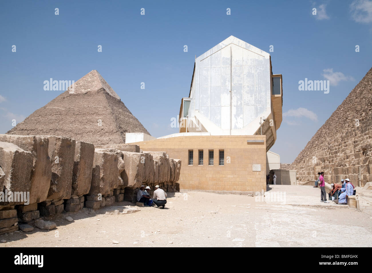 Le bâtiment moderne le bateau solaire du roi Khufu (CHEOPS) à la base de la Grande Pyramide, Giza, Le Caire, Egypte Banque D'Images