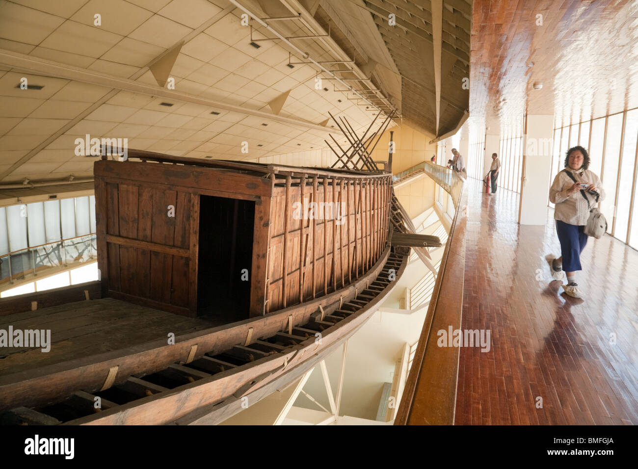 Les touristes voir Le Roi Khufu's (Cheop's) bateau solaire dans son propre musée à la base de la Grande Pyramide, Giza, Le Caire, Egypte Banque D'Images