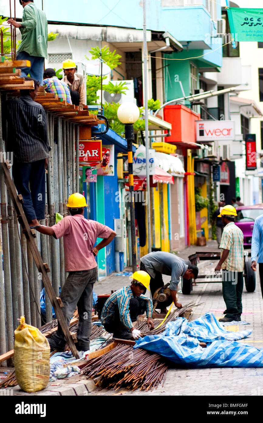 Groupe d'ouvriers de la construction sur la rue bondée à Malé, République des Maldives Banque D'Images