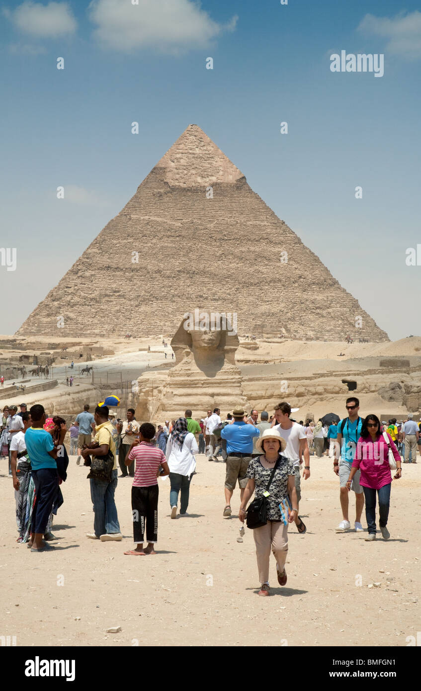 Sphinx - les touristes avec la pyramide de Khéphren (Khafré) dans l'arrière-plan, Giza, Le Caire, Egypte Banque D'Images