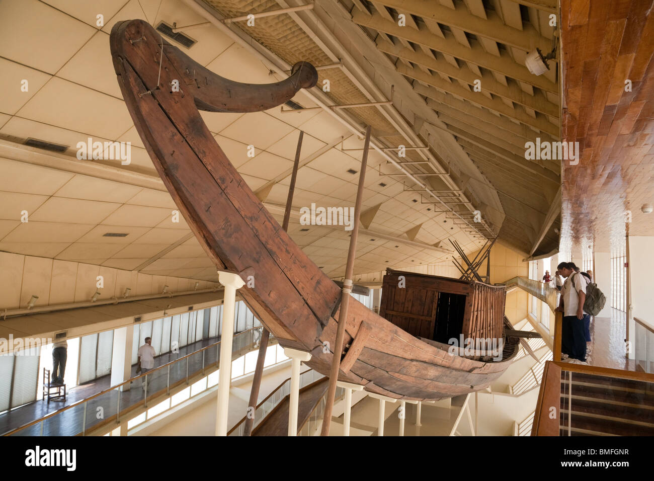 Les touristes voir Le Roi Khufu's (Cheop's) bateau solaire dans son propre musée à la base de la Grande Pyramide, Giza, Le Caire, Egypte Banque D'Images