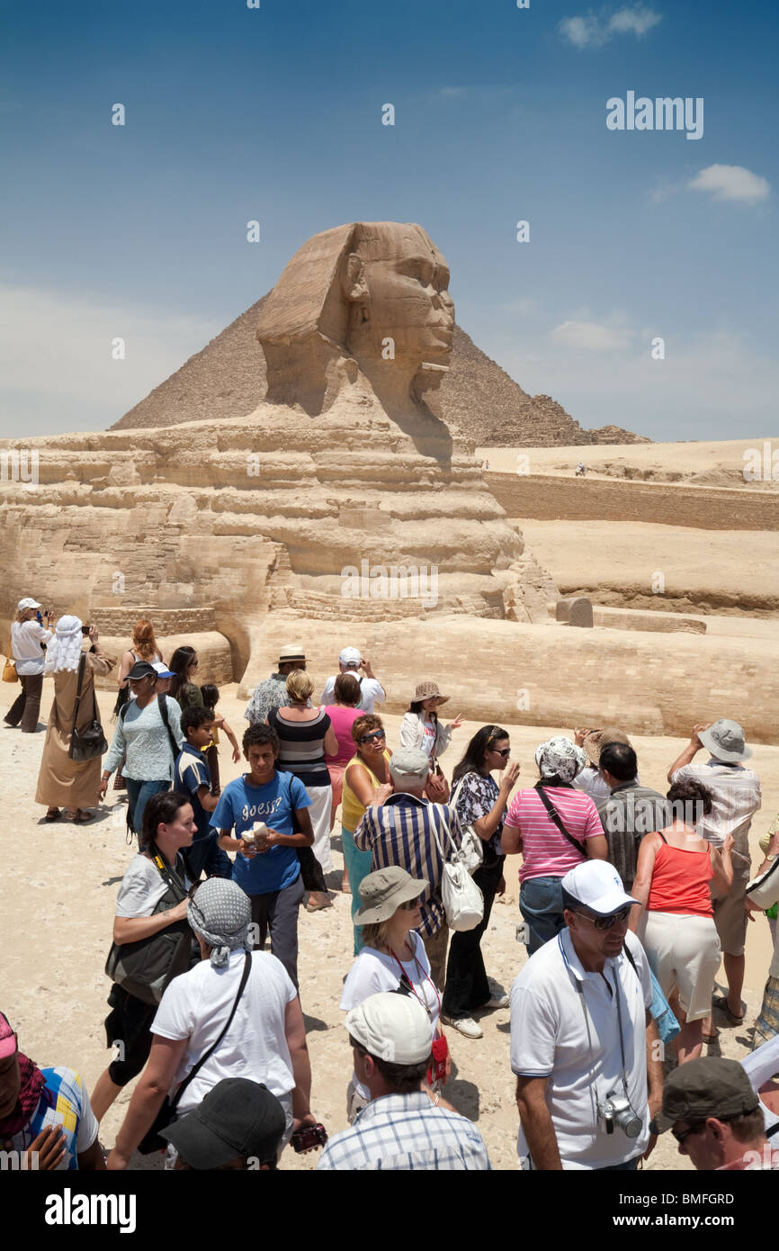 Les touristes en observant le sphinx de Gizeh, Le Caire, Egypte Banque D'Images