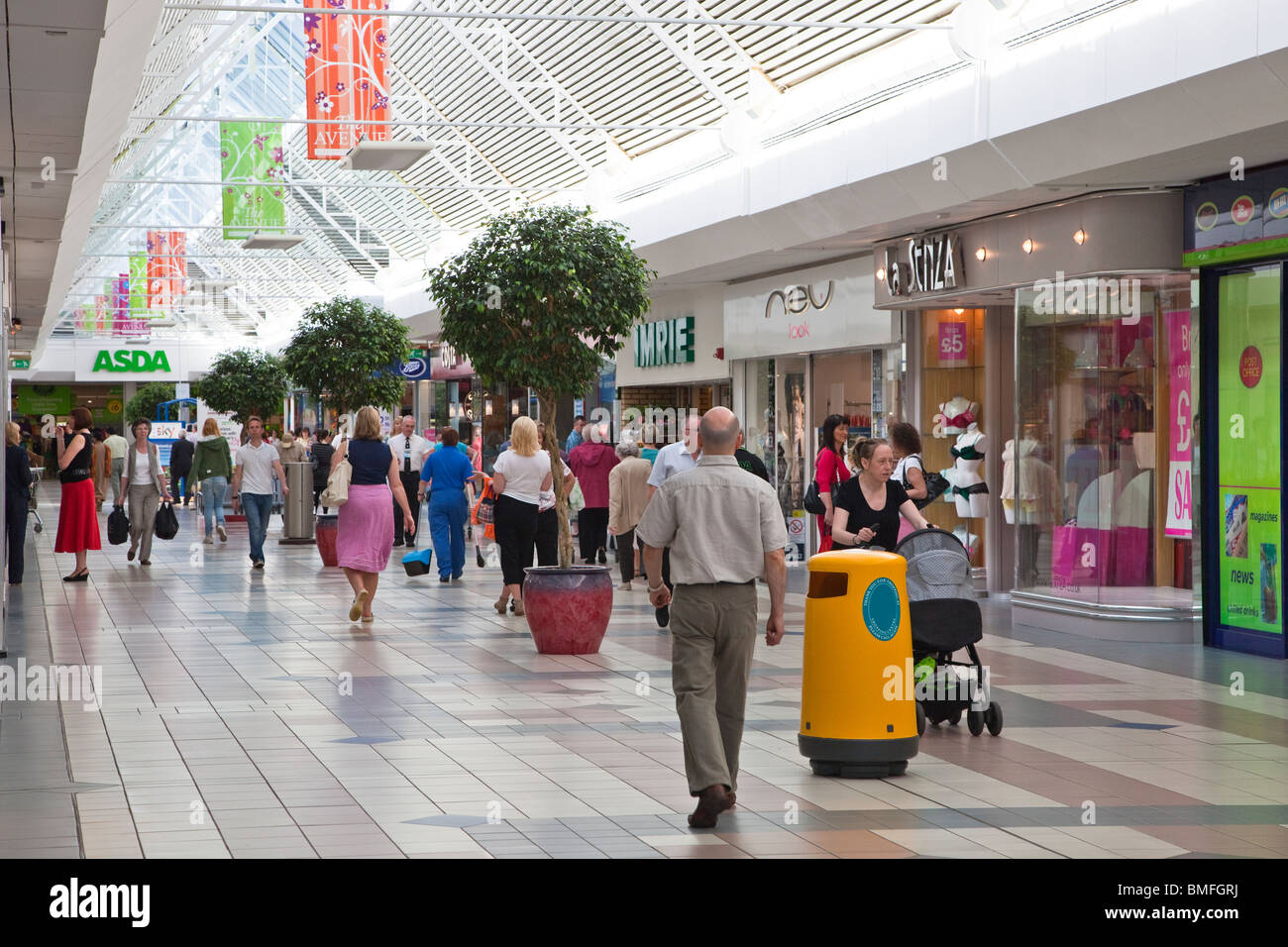 L'Avenue Shopping Mall, Newton Mearns, Glasgow, Écosse, Royaume-Uni, Grande Bretagne Banque D'Images