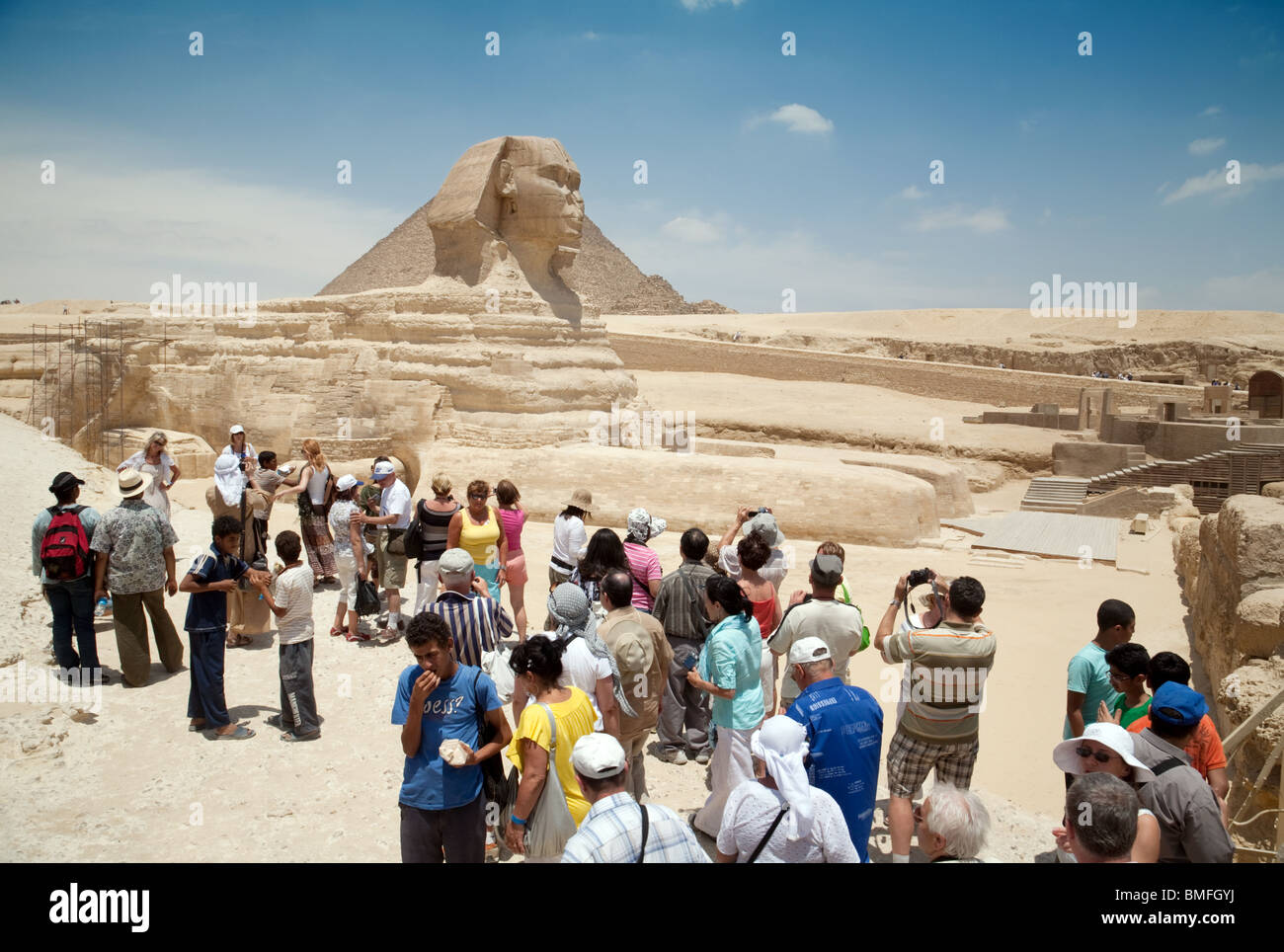 Les touristes en observant le sphinx de Gizeh, Le Caire, Egypte Banque D'Images