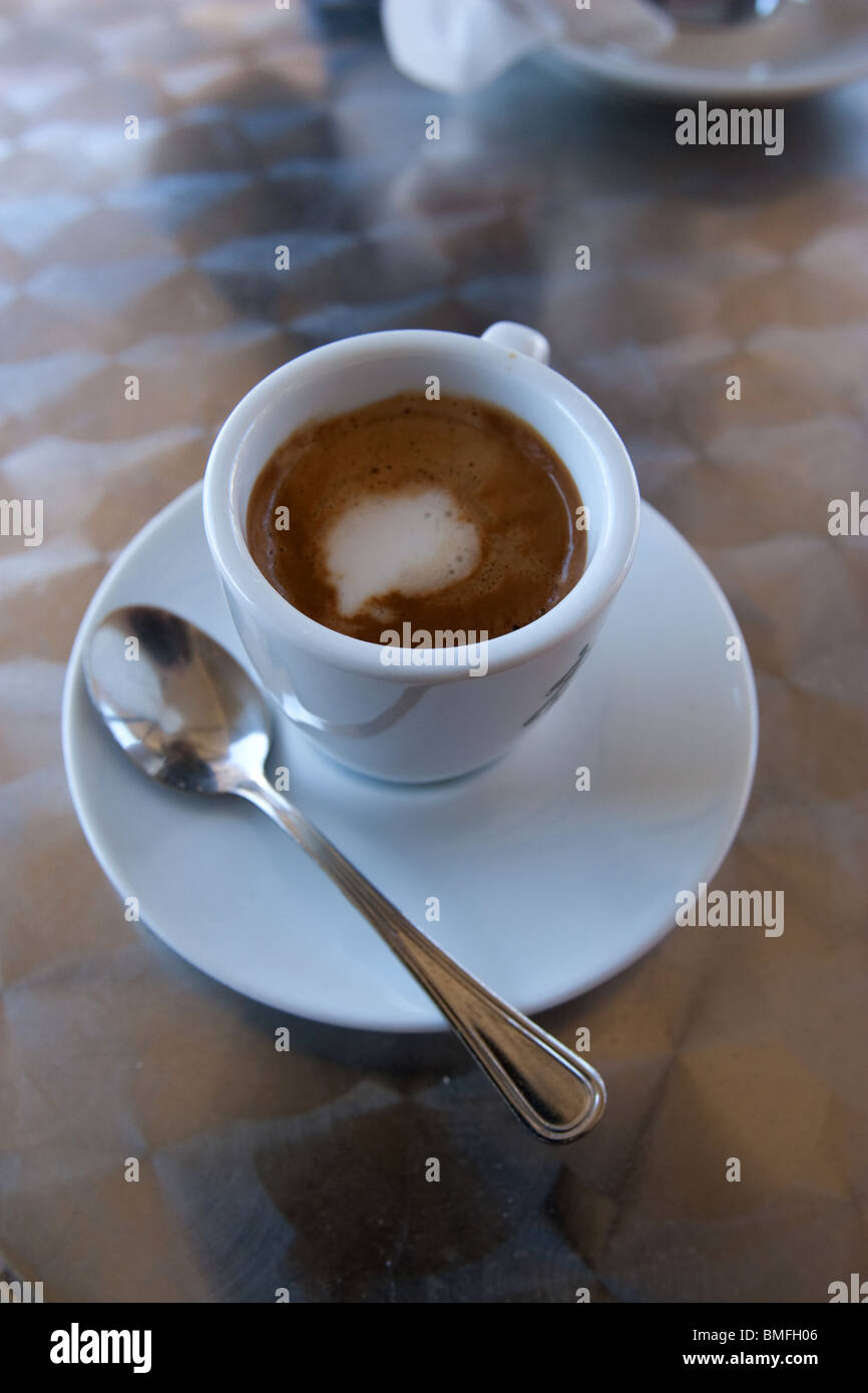 Tasse à café sur une table de bar le matin. Rome Italie Photo Stock - Alamy