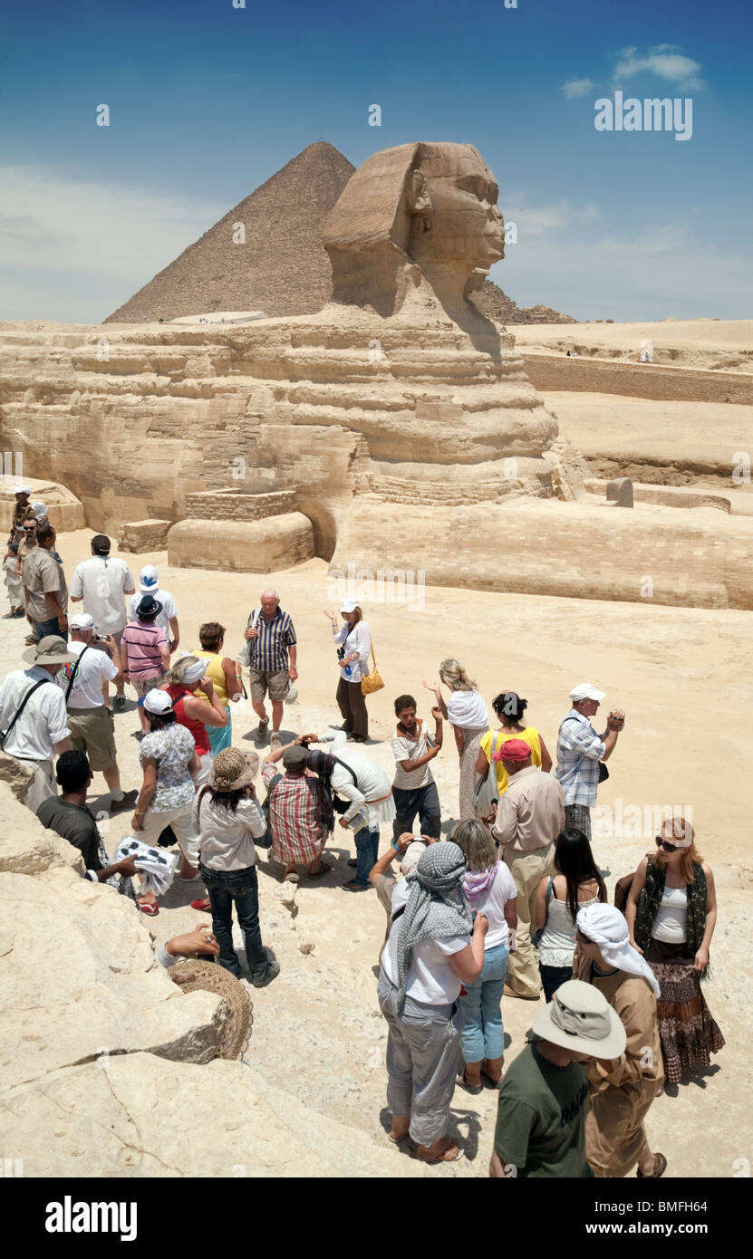 Les touristes en observant le sphinx de Gizeh, Le Caire, Egypte Banque D'Images