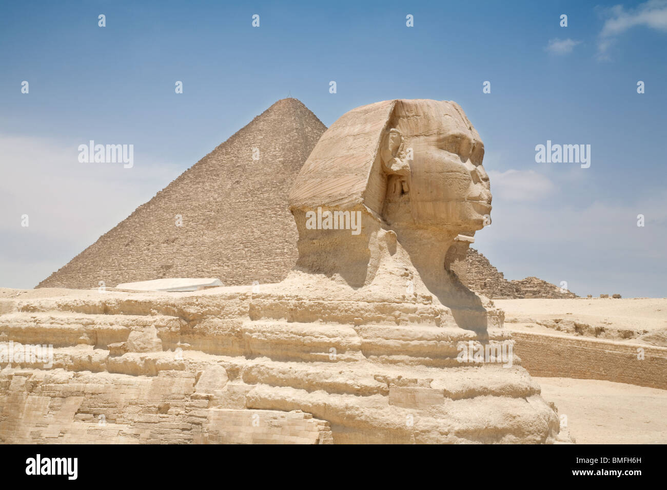 Le sphinx et la Grande Pyramide (Pyramide de Khéops, Chéops), Giza, Le Caire, Egypte Banque D'Images