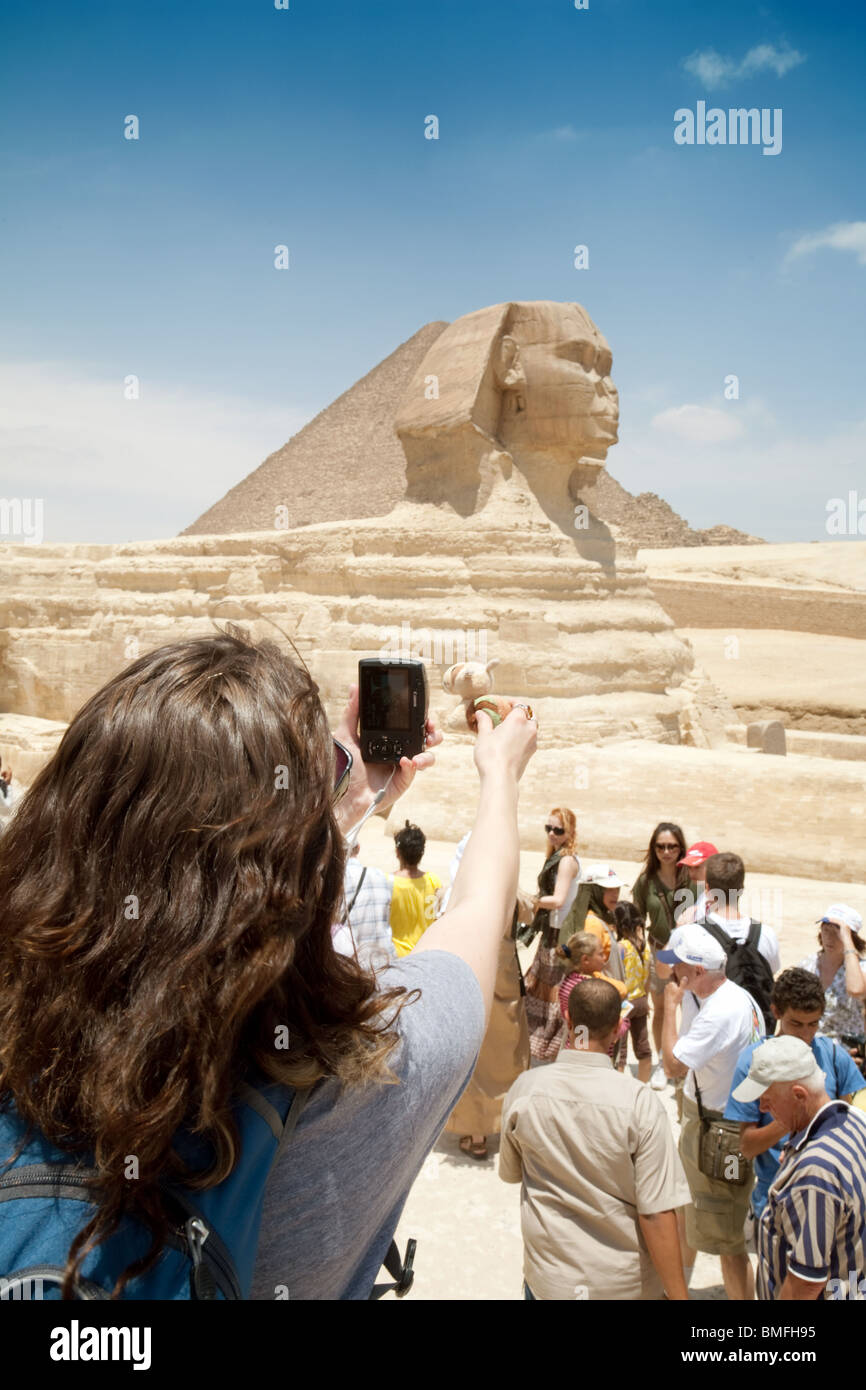 Les touristes prenant photo du sphinx de Gizeh, Le Caire, Egypte Banque D'Images