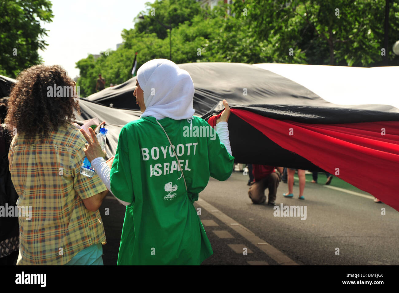 Pro-Palestinian manifestation à Paris pour protester contre l'attaque meurtrière d'Israël sur une flottille en route vers Gaza. Banque D'Images