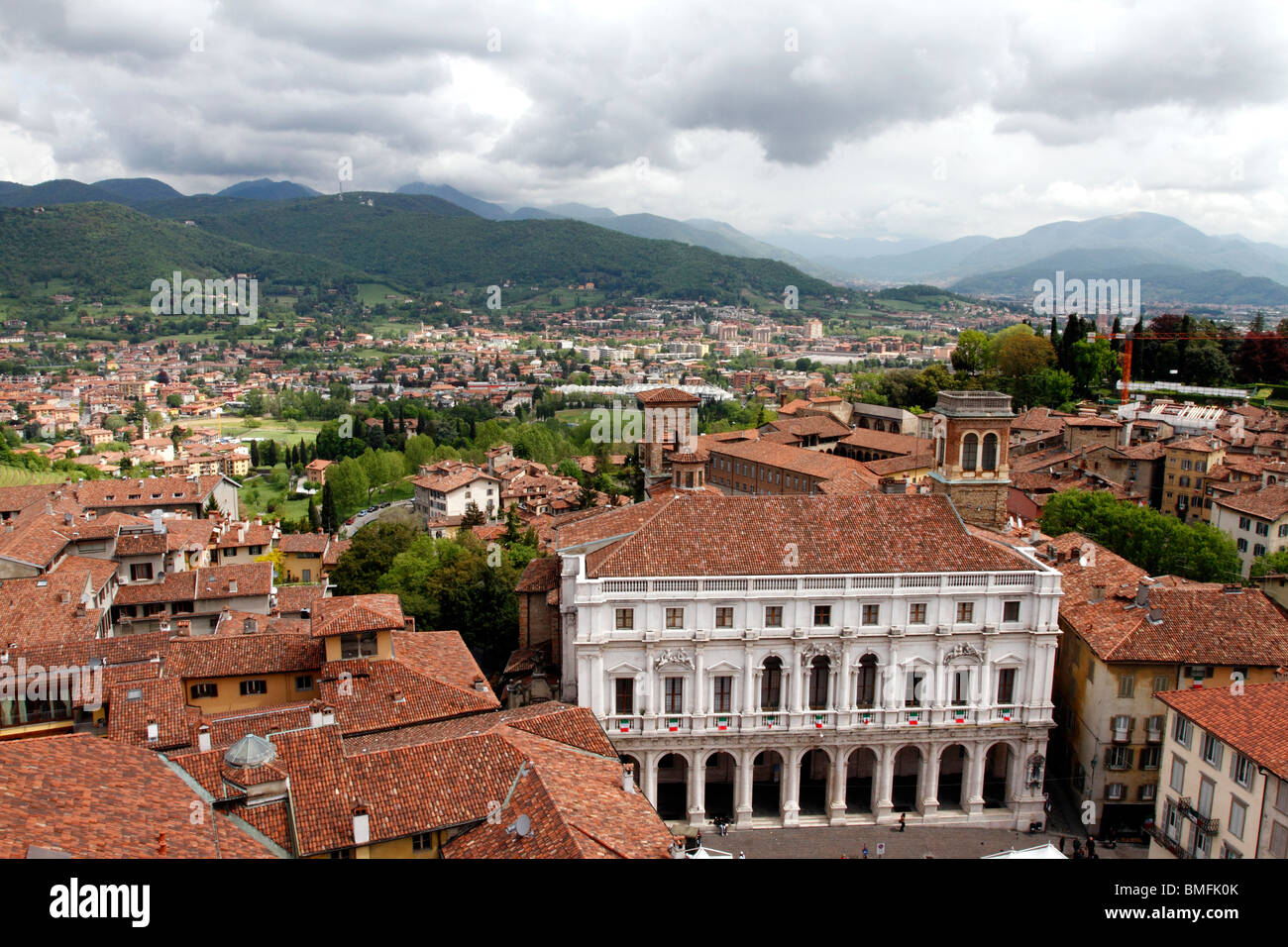 Bergamo Italie toits et toiture des bâtiments autour de la partie supérieure ou la place de la vieille ville. En regardant vers les Alpes Alpes Banque D'Images