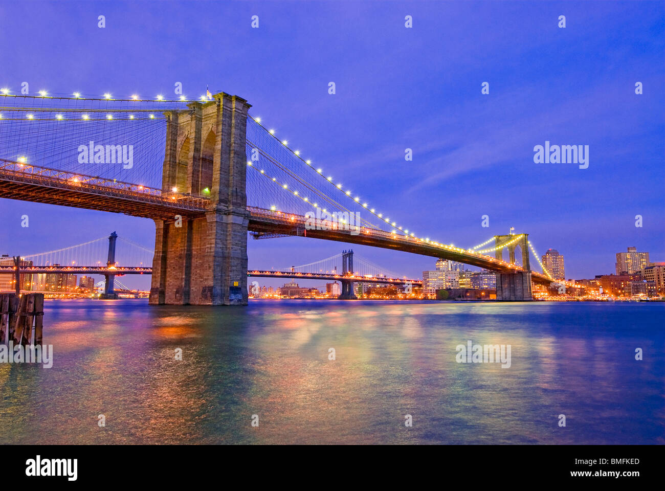 La ville de New York, le pont de Brooklyn au cours de l'East River avec le Pont de Manhattan en arrière-plan. Banque D'Images