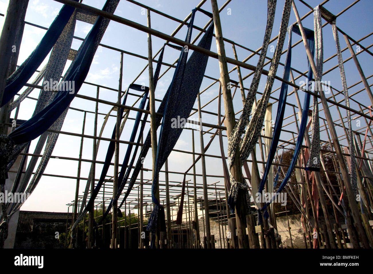 Pièce de soie teints pendaison pour sécher, Wuzhen, Tongxiang, dans la province du Zhejiang, Chine Banque D'Images