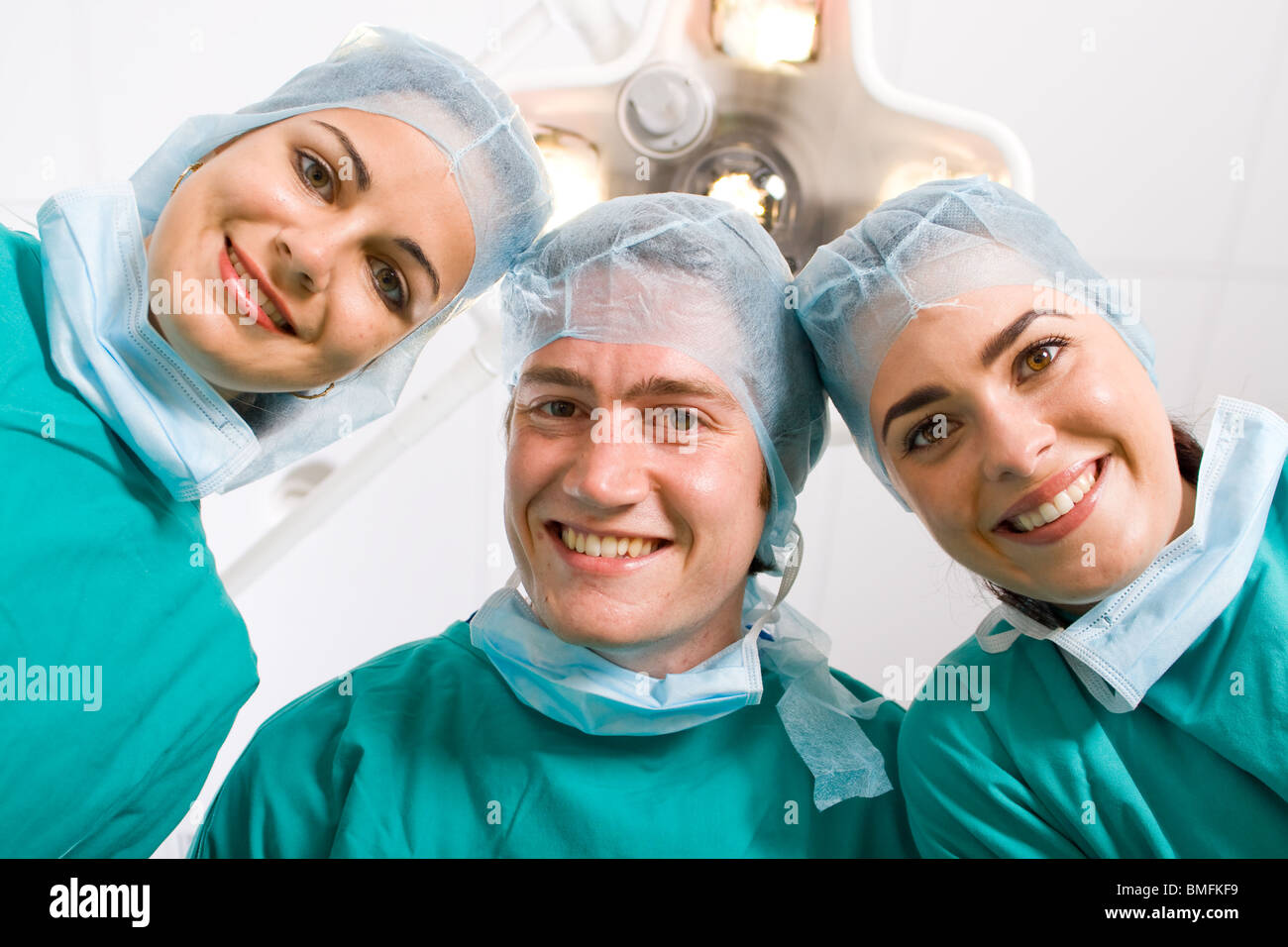 Équipe de professionnels médicaux regardant le patient en théâtre chirurgicale Banque D'Images