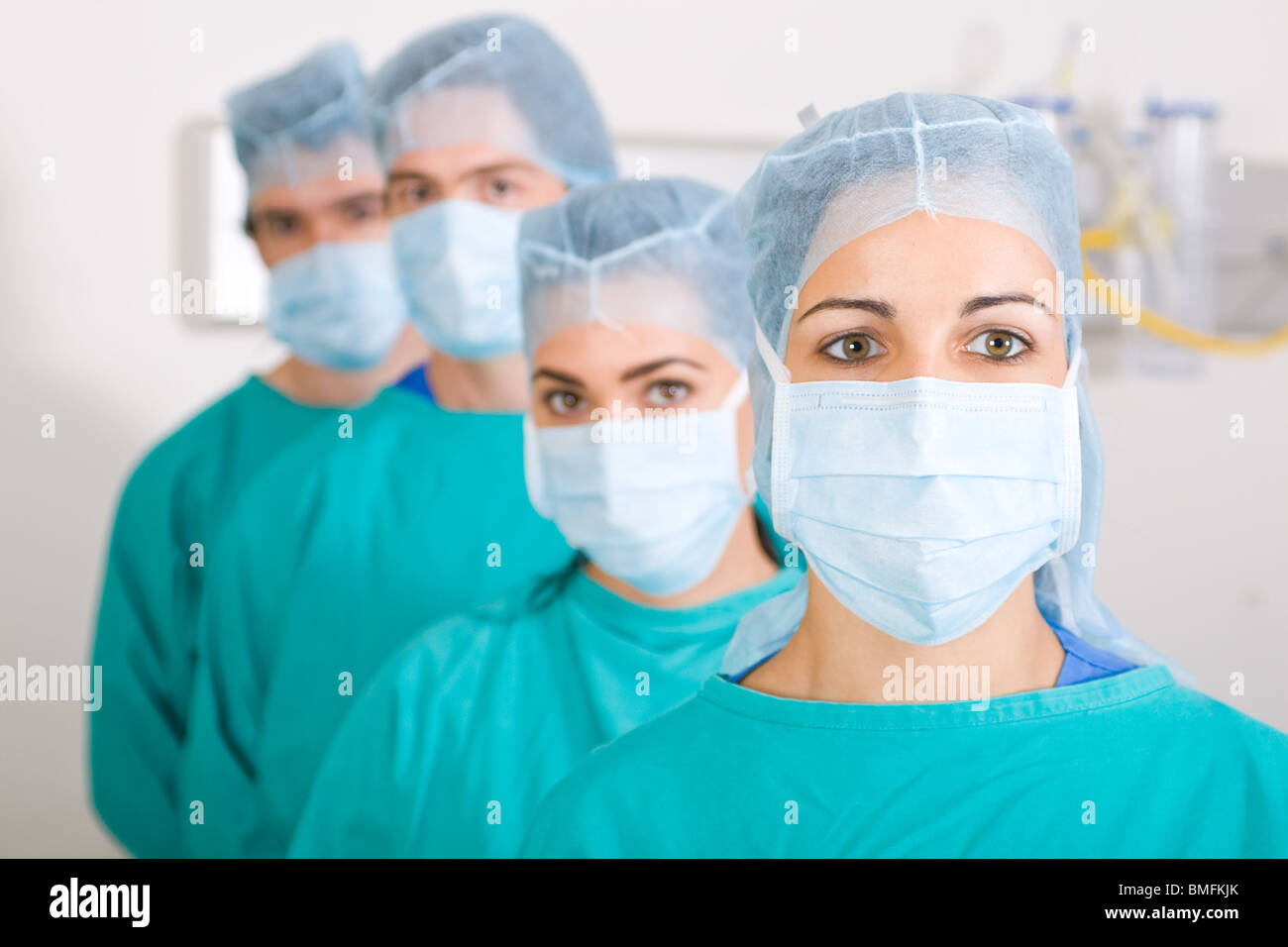 Les professionnels de la santé avec des masques Banque D'Images