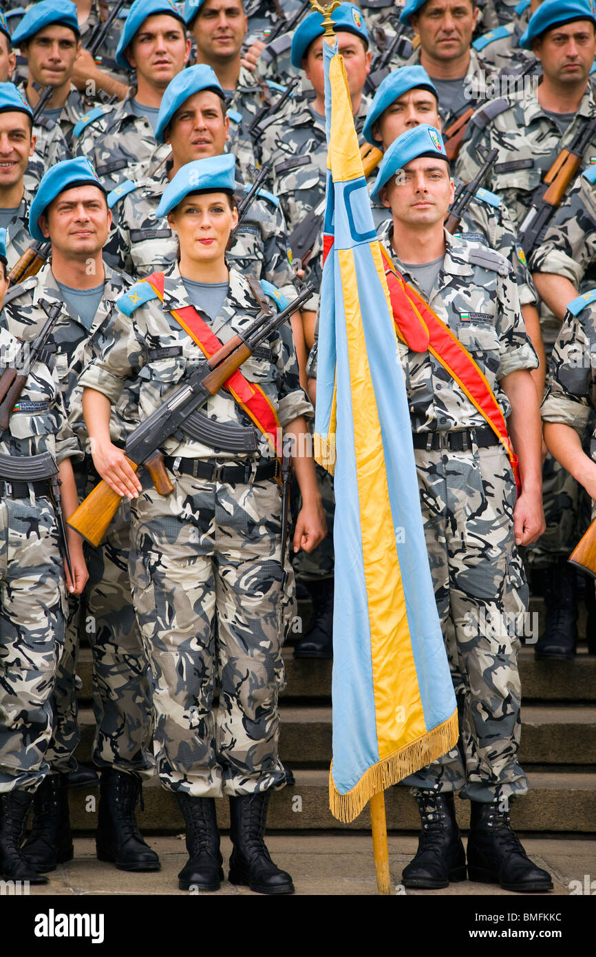 Les soldats de l'Otan drapeau bulgare avec le 6 mai Journée de l'armée sur les marches de l'église cathédrale Alexandre Nevski Memorial à Sofia Banque D'Images