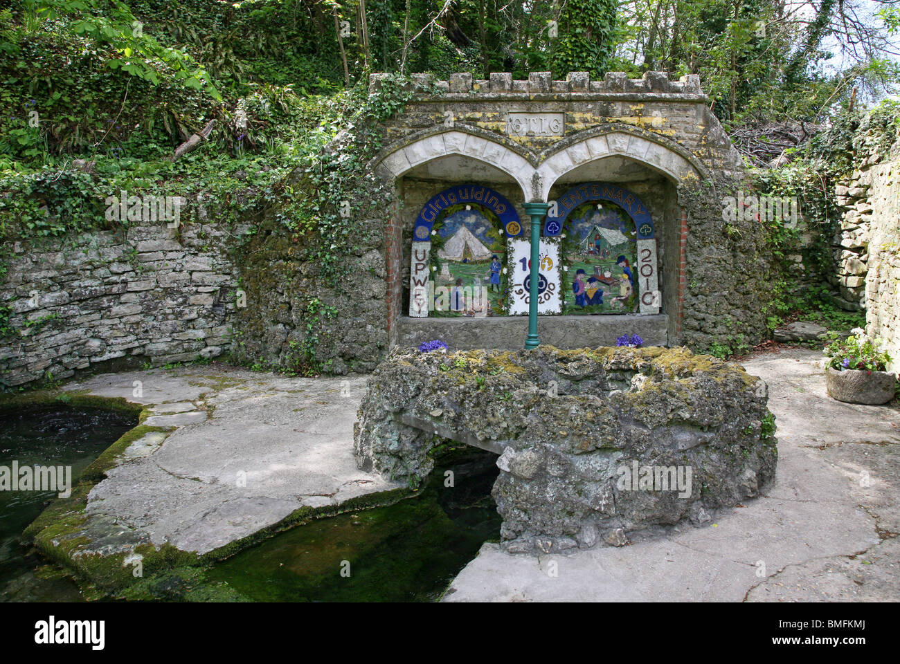 Scène à Upwey Wishing Well, source de la rivière Wey qui naît à partir de Chalk hills of the South Dorset Downs Banque D'Images