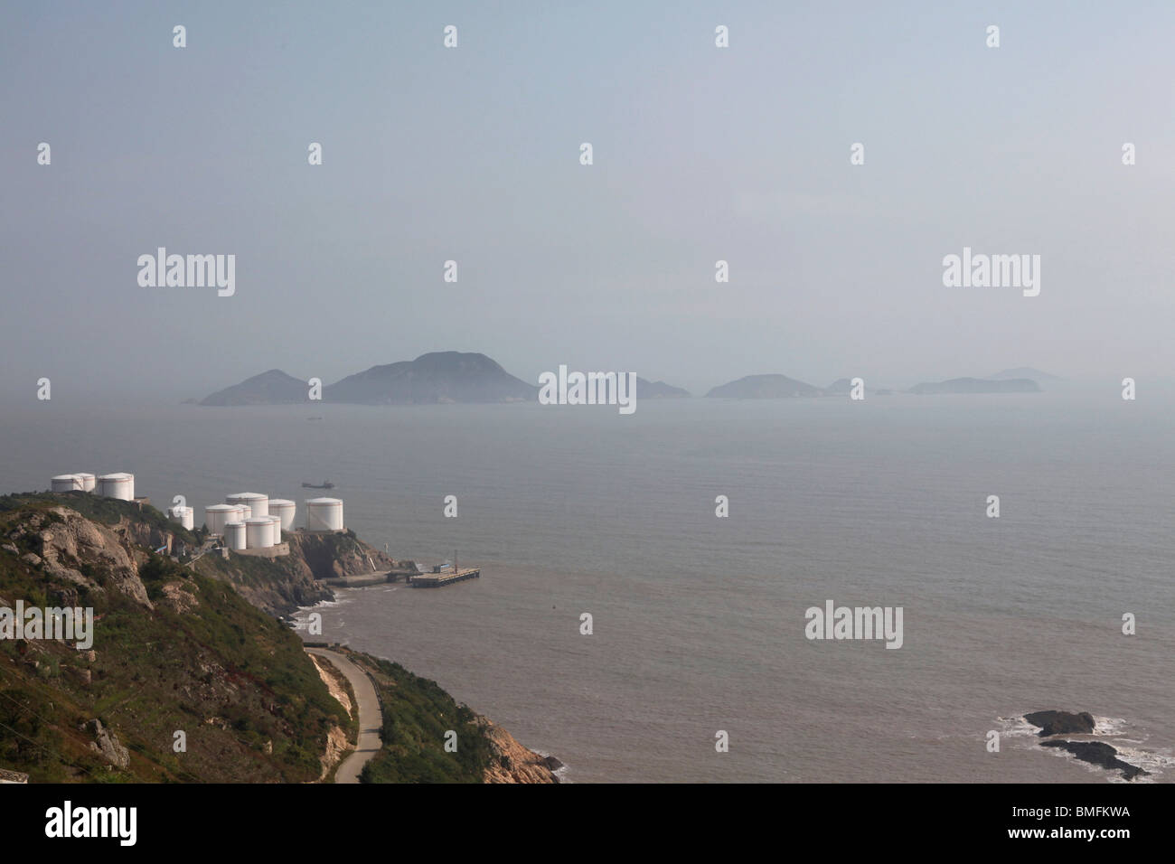 Misty îles au large de la côte de Taizhou, dans la province du Zhejiang, Chine Banque D'Images