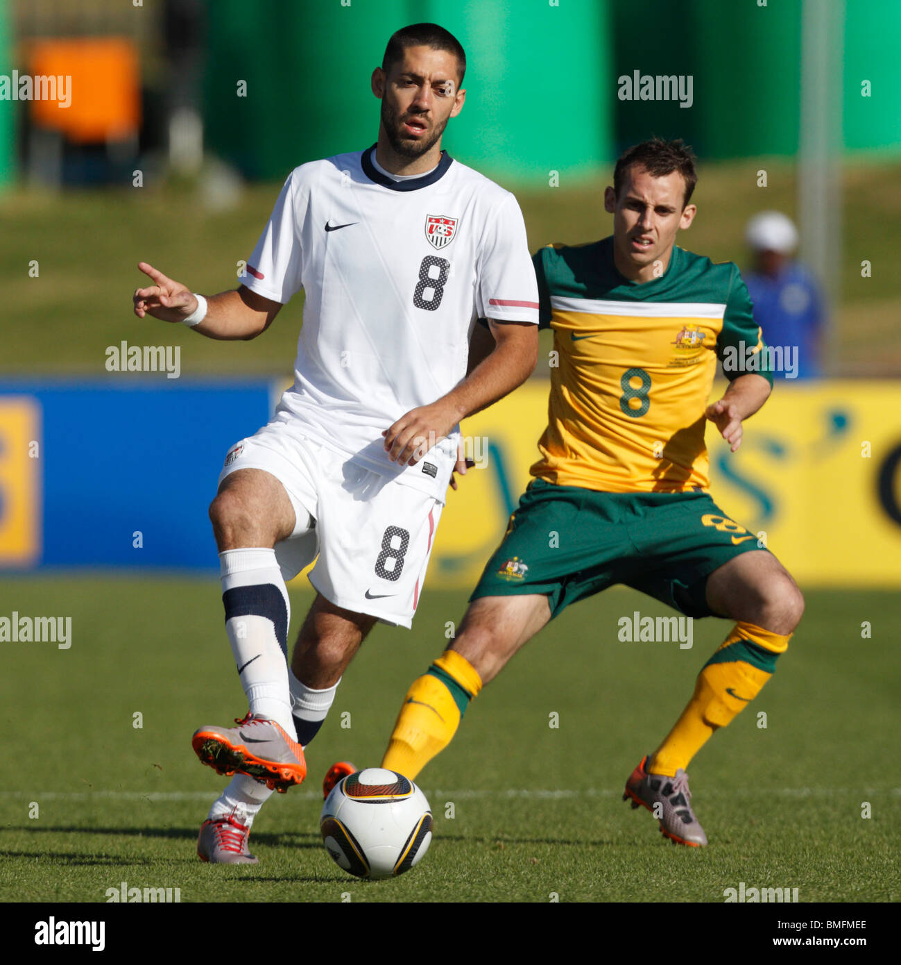 Clint Dempsey des USA passe le ballon contre Luke Wilkshire de l'Australie au cours d'une sympathique avant la Coupe du Monde 2010. Banque D'Images
