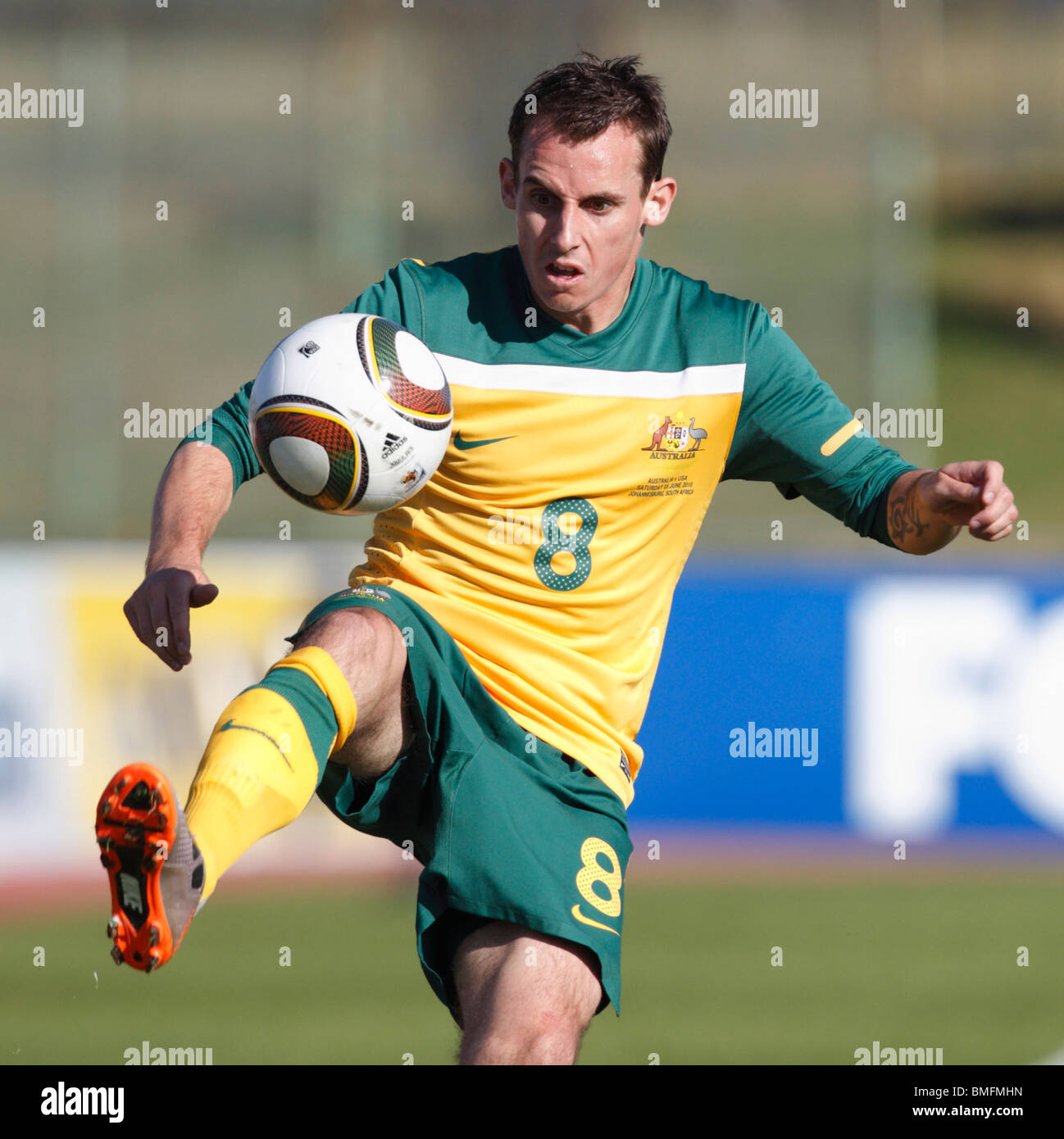 Luke Wilkshire de l'Australie apporte la balle vers le bas contre l'USA pendant un match amical avant la Coupe du Monde 2010. Banque D'Images