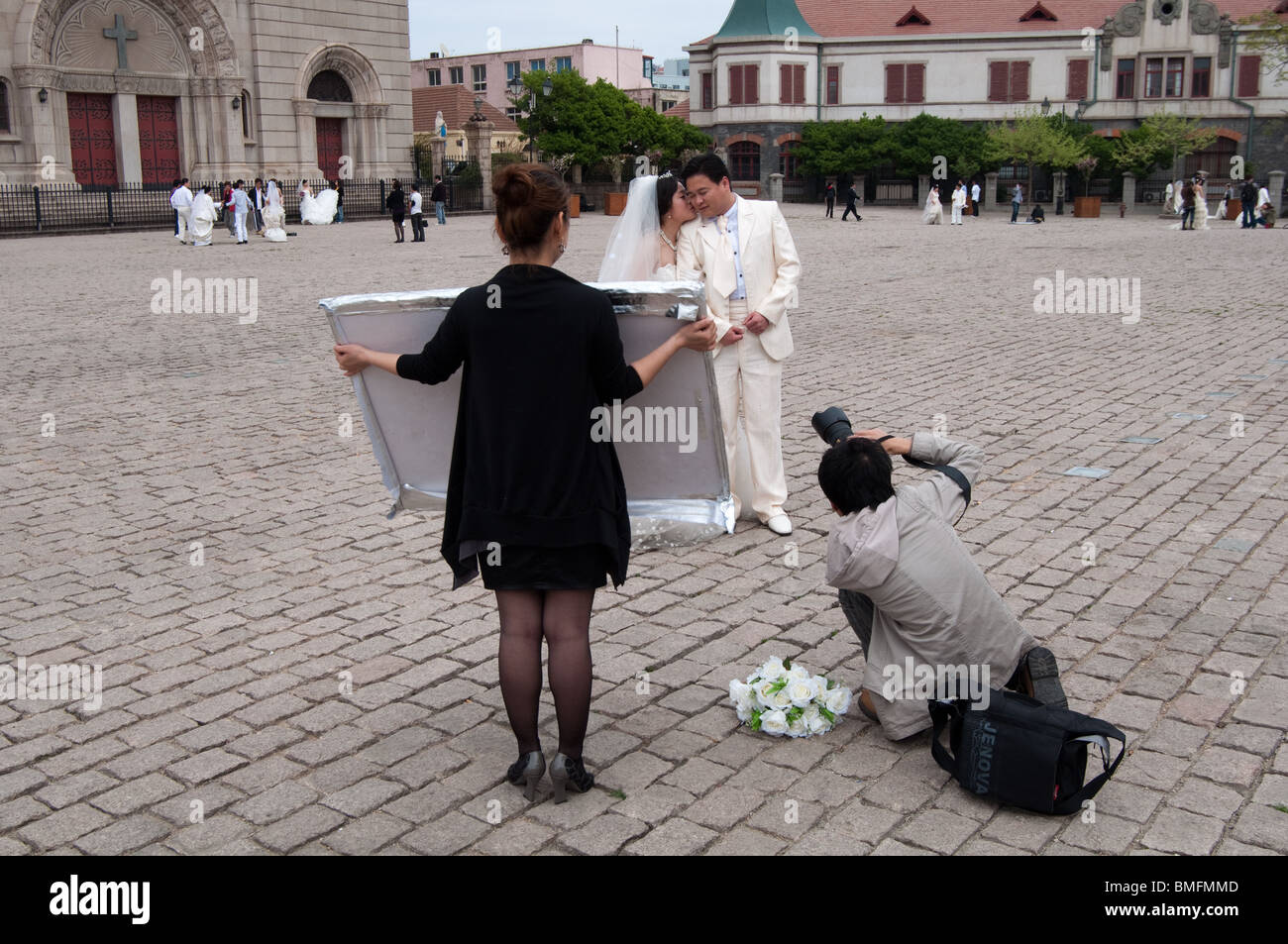 Un couple chinois poser pour photos de mariage, Qingdao, Chine Banque D'Images