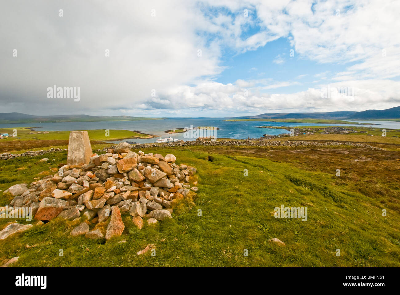 Vue depuis l'Brinkie Brae à Stromness à Scapa Flow Banque D'Images