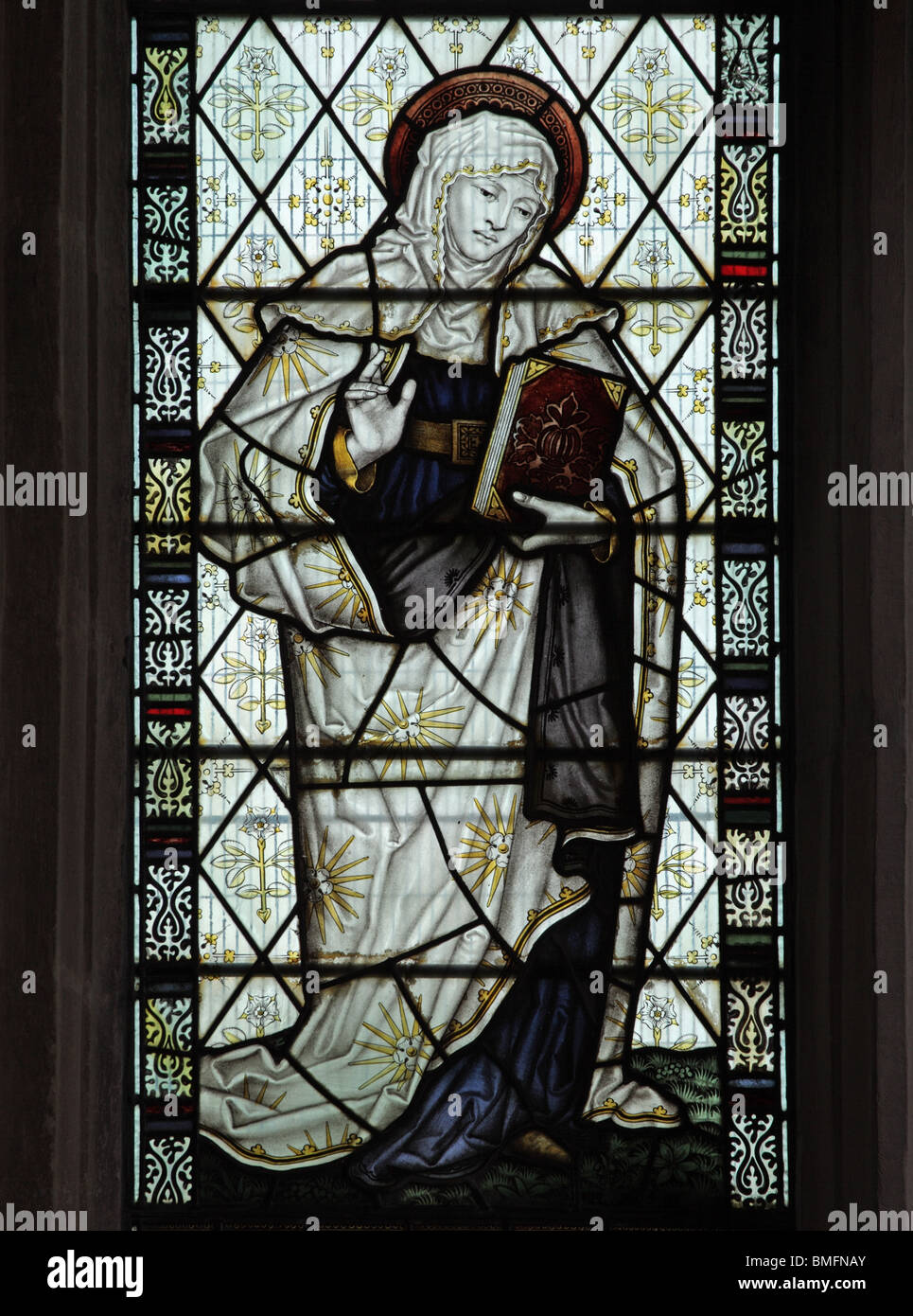 Un vitrail représentant la Vierge Marie lors de la Crucifixion de Jésus, par Charles Kempe Earmer Banque D'Images