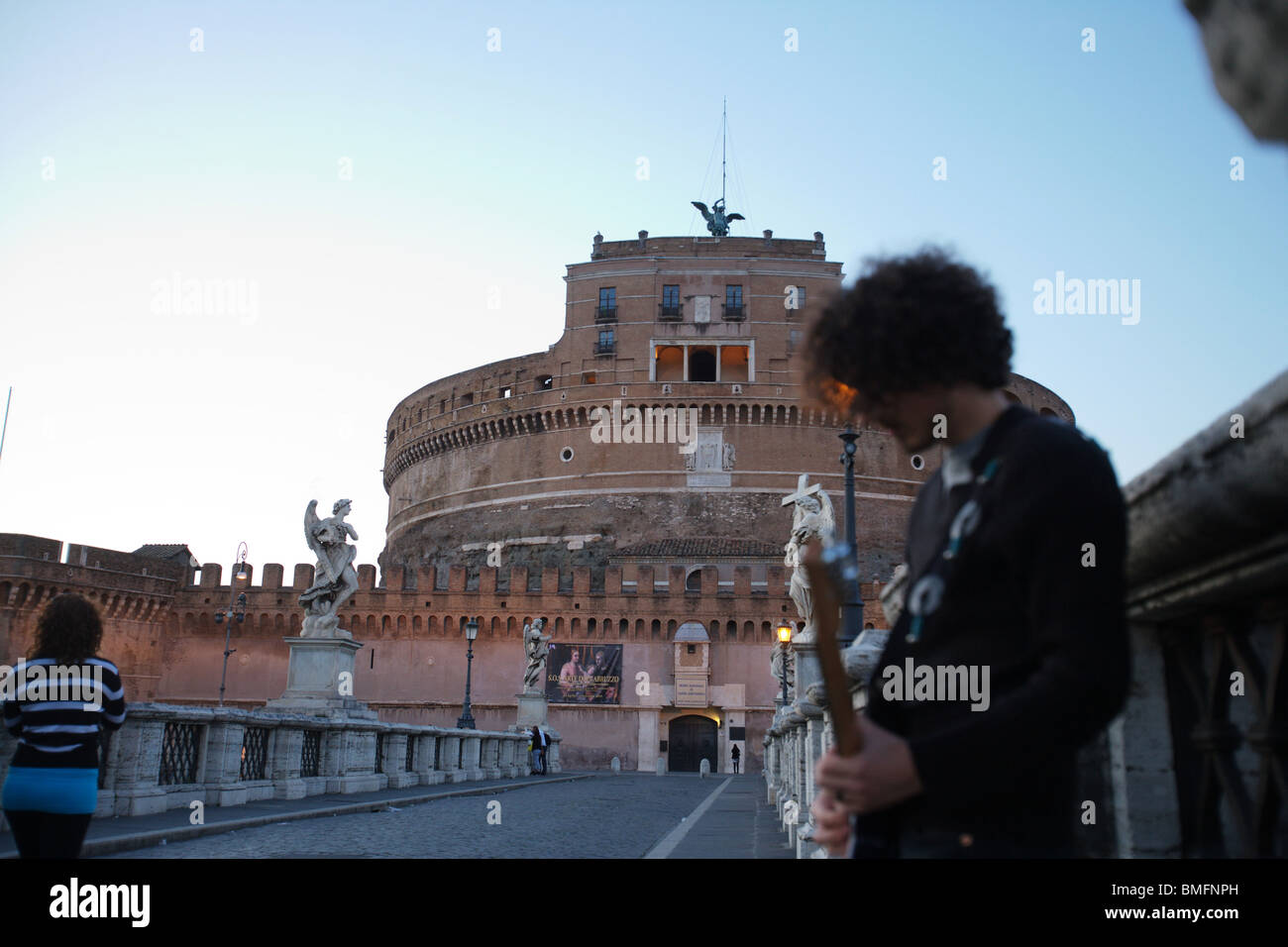 Musicien de rue qui joue de la guitare sur st. Angel pont en face de Castel Sant Angelo Rome Italie Banque D'Images