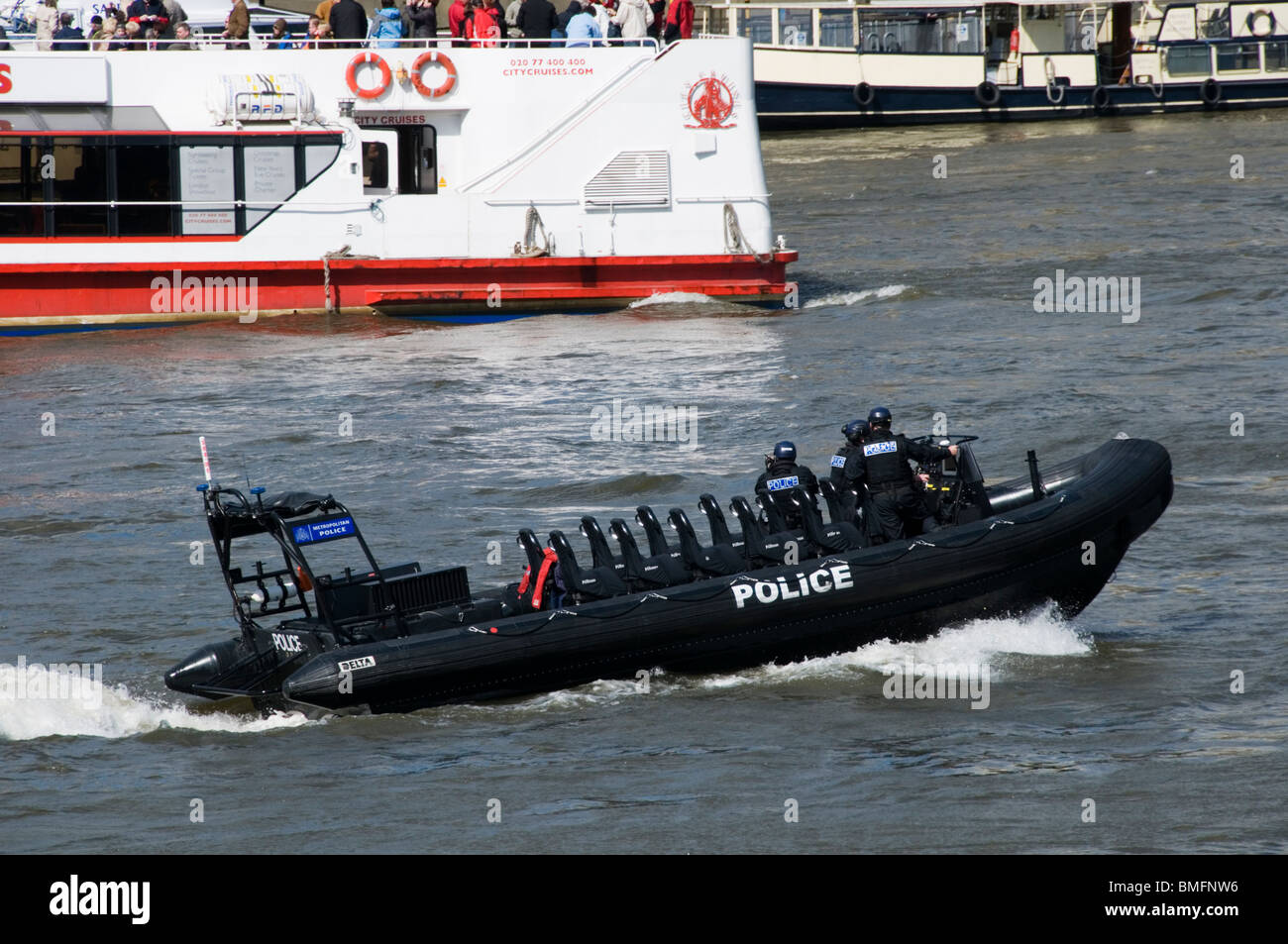 La police fluviale dans une côte sur la Tamise à Londres Banque D'Images