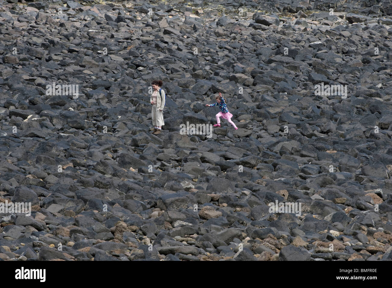 Parent avec enfant marche à Craster côte Northumberland côte England UK Europe Banque D'Images