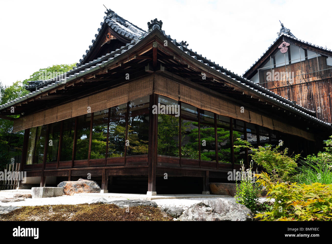 Jardins luxuriants du Tenjuan refléter dans le pavillon à Windows de Nanzenji Temple, Kyoto Banque D'Images