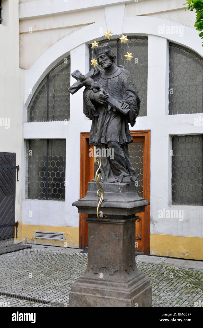 La sculpture de l'homme avec croix, Prague République tchèque l'Est Europa Banque D'Images