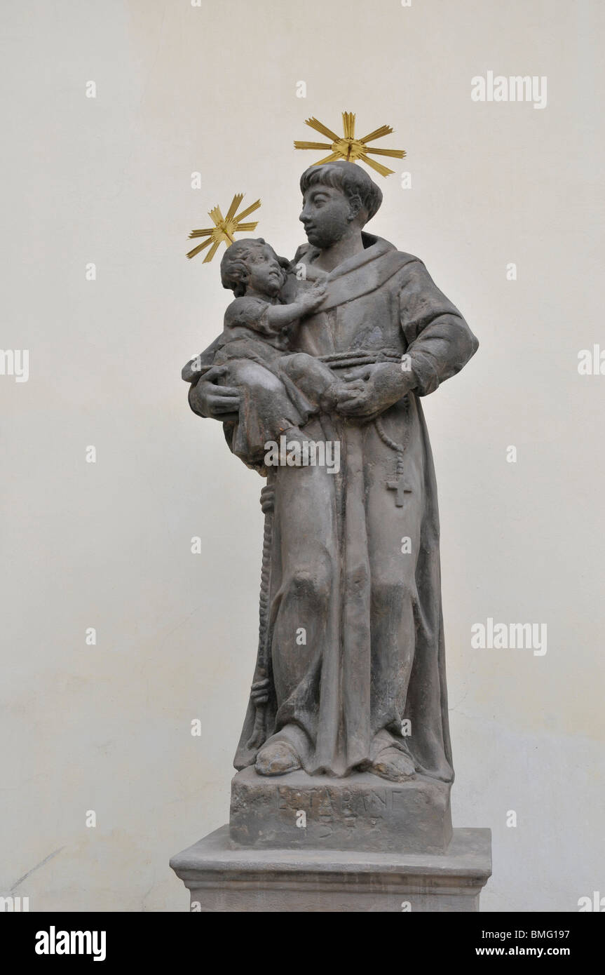 Sculpture de moine transportant enfant , Prague , République tchèque, de l'Est Europa Banque D'Images