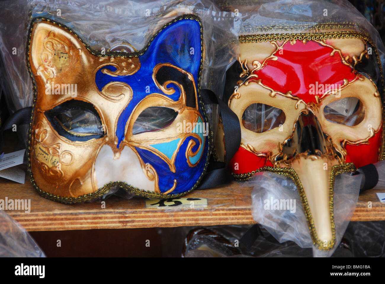 Masques de Venise exposés dans un marché Banque D'Images