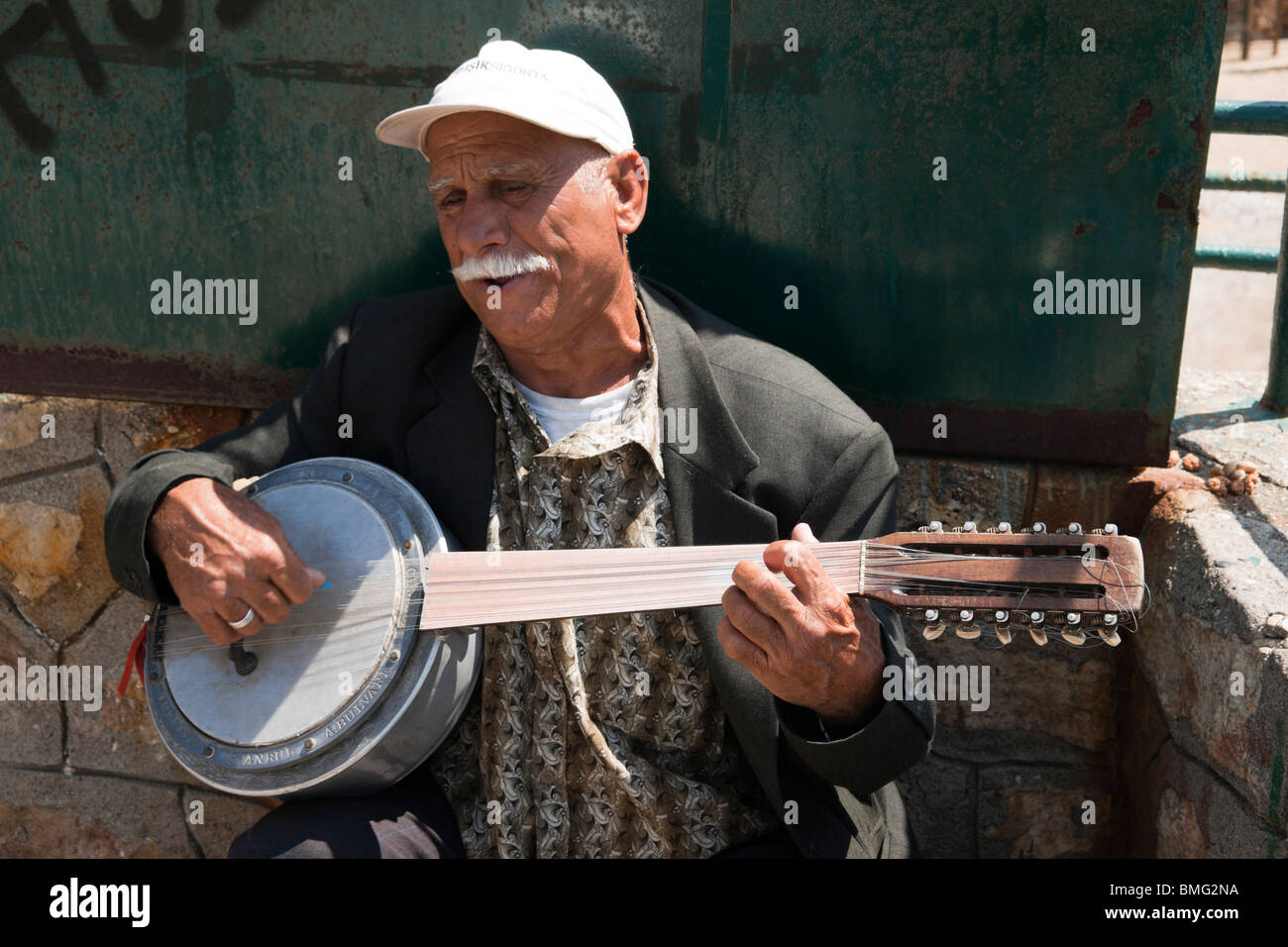 Turquie Antalya - musicien de rue de la rue - chanteur avec cumbus  (prononcé) joomboosh hybride turque du banjo fretless et ud Photo Stock -  Alamy