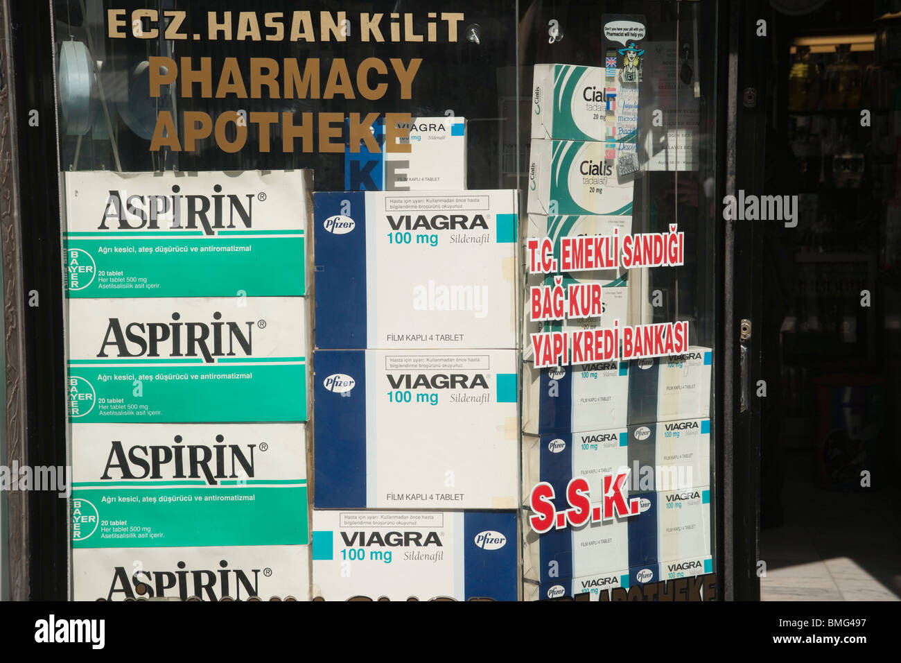 Antalya - l'aspirine pour son mal de tête, Viagra pour lui - médicaments  empilés dans une pharmacie pour la vente au comptoir Photo Stock - Alamy