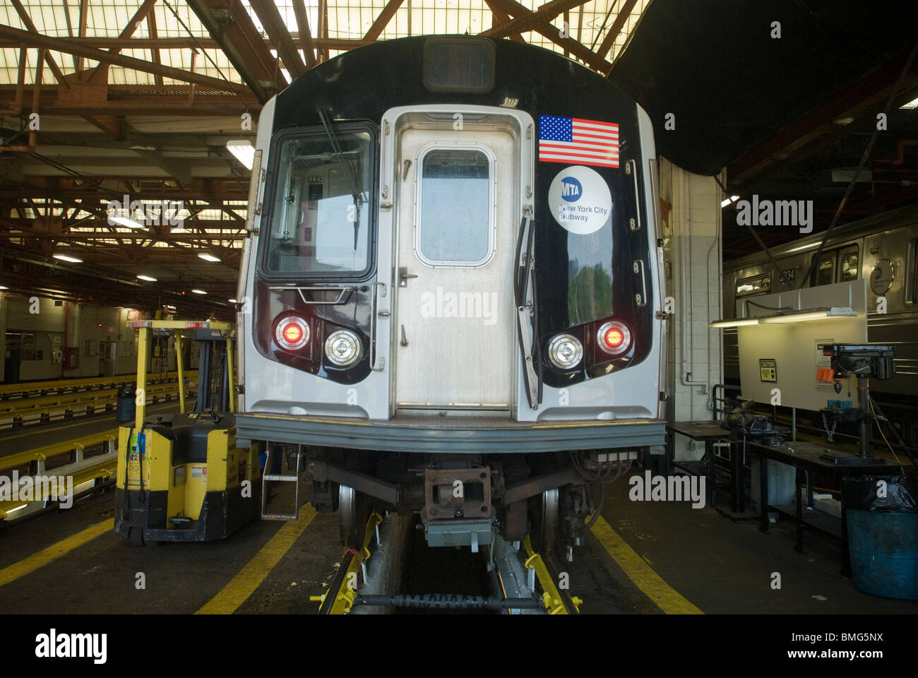 Un wagon de métro R-160 vous attend dans le nettoyage lavage de voiture de la gare de Coney Island à Brooklyn Installation Entretien de la Cour à New York Banque D'Images