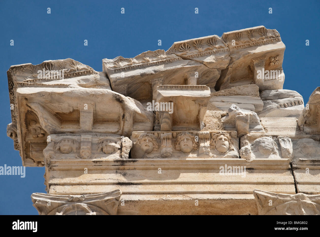 Turquie Antalya - Side, le Temple d'Apollon, Frise avec têtes de Méduse. Banque D'Images