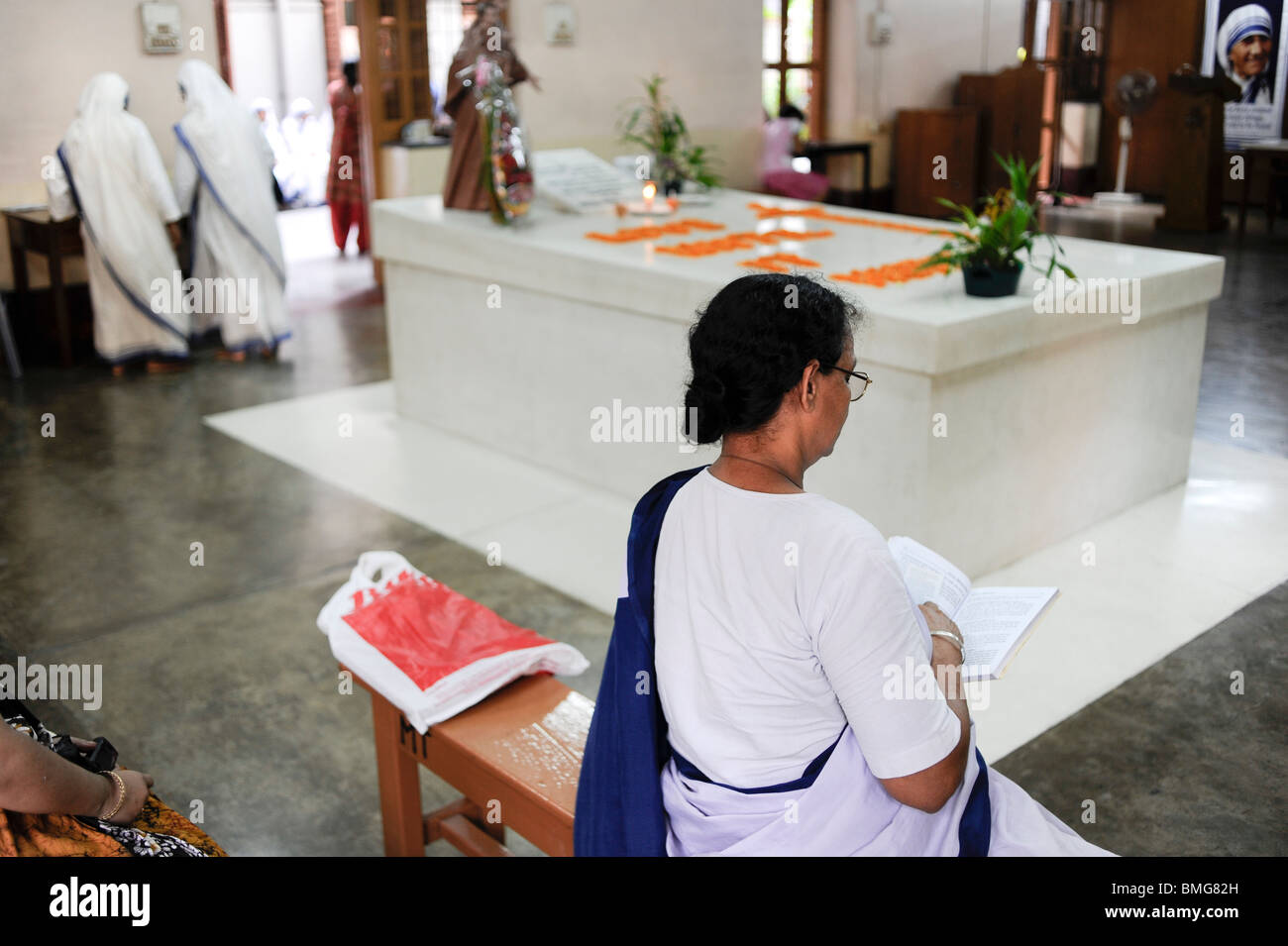 L'Inde Kolkata Calcutta, Soeurs de charité prier à la tombe de Mère Teresa à mère Teresa house Banque D'Images